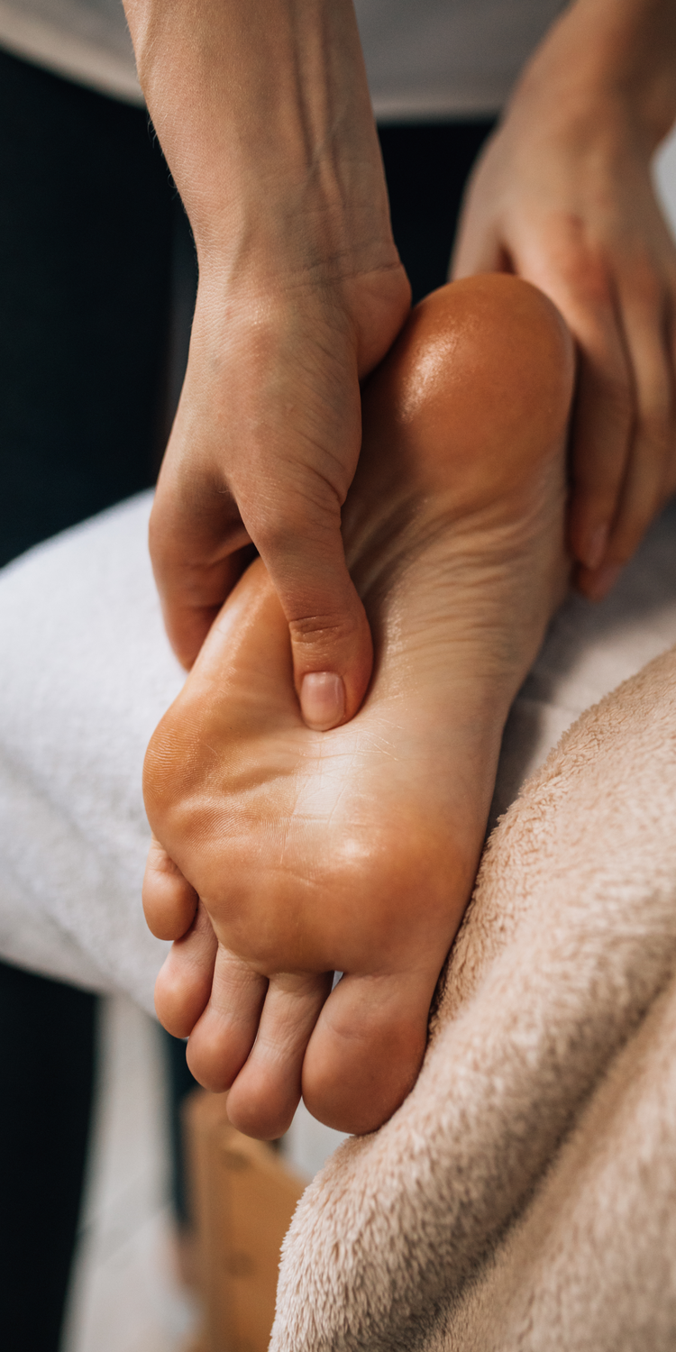 Voetenritueel met scrub, voetreflexologie en voetenbad voor ontspanning en vitaliteit.